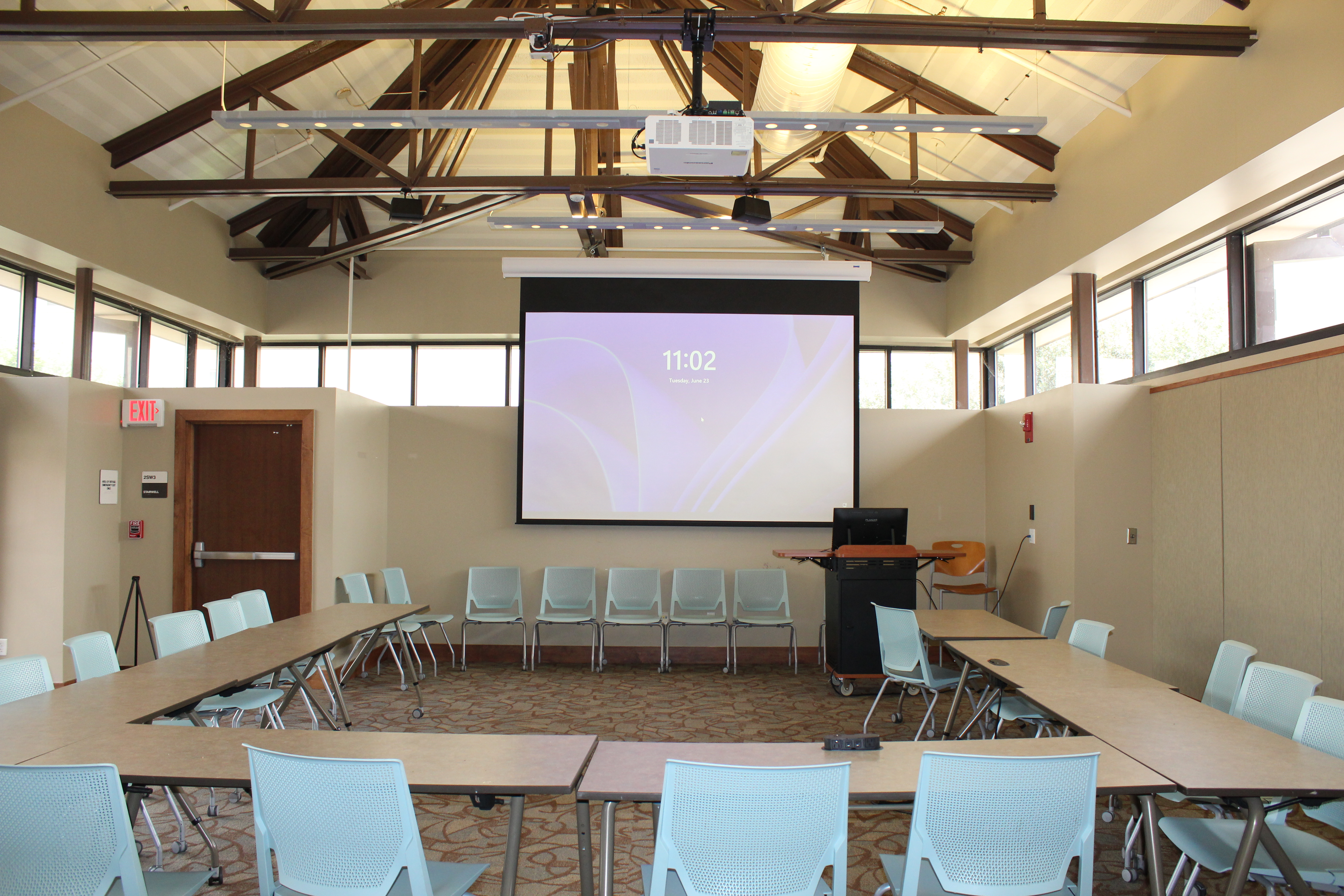 JDH 201 is smaller than 200, but contains the same furniture and projector system. This room is arranged in a U-shape of tables and chairs.