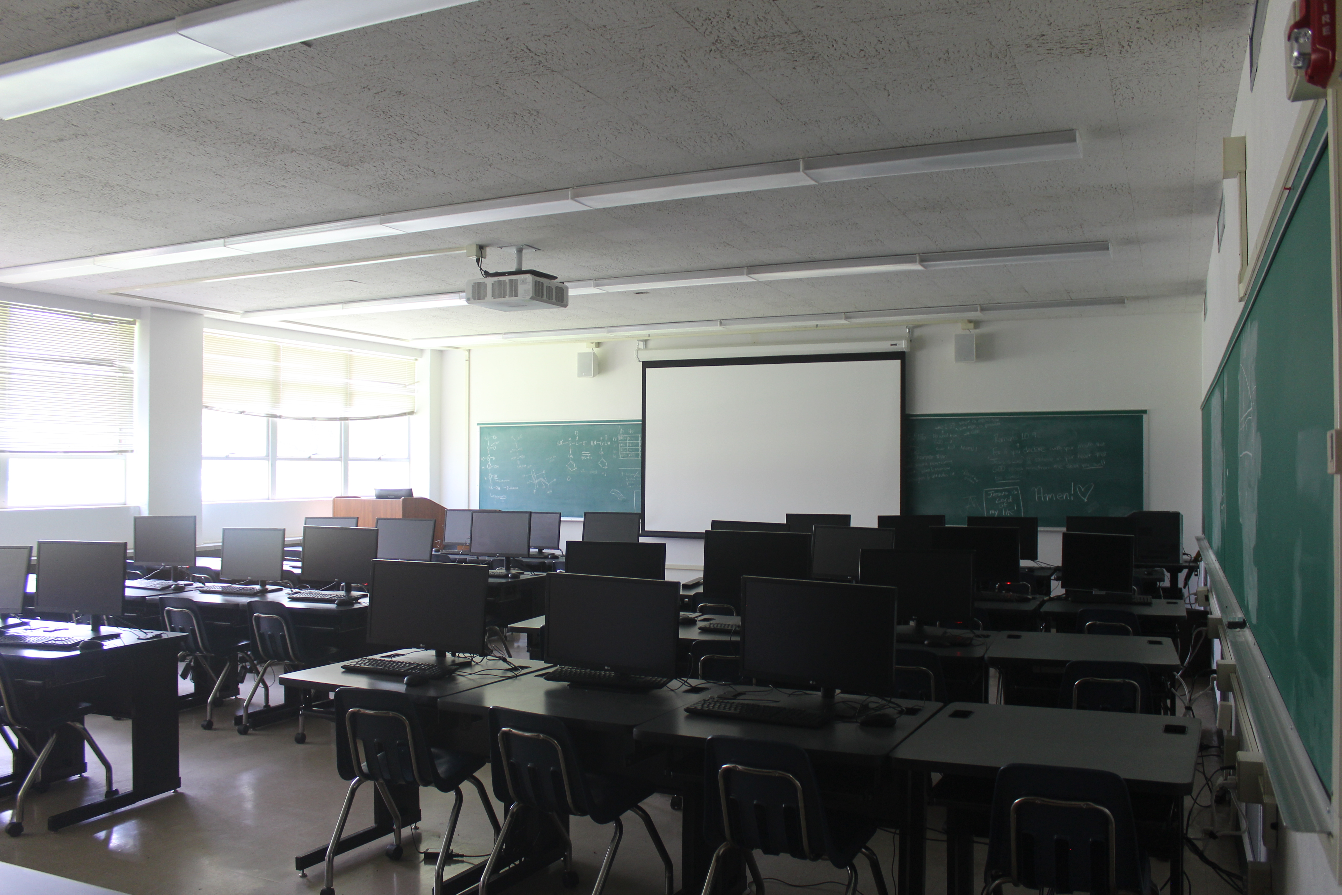 A computer lab in Sam Fore Hall.