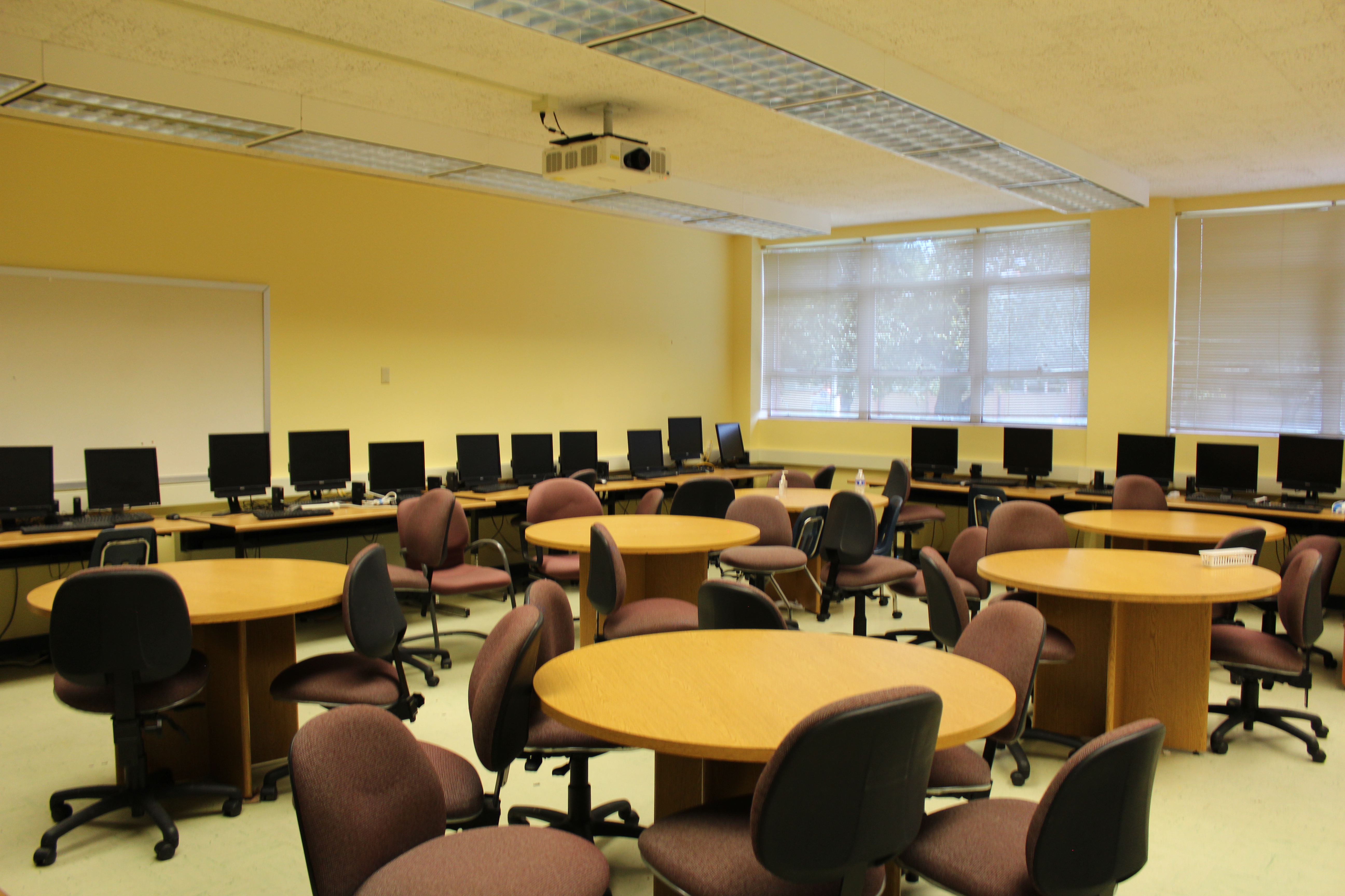 A computer lab in Sam Fore Hall.