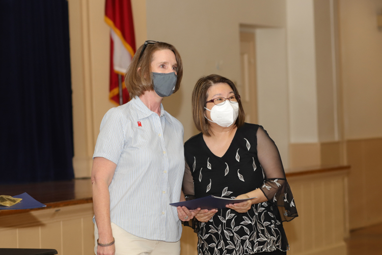 Dr. Cindy Blackwell, Academic Director for the Association of College and University Education, presents Dr. Monica Wong-Ratcliff with a pin and certificate on Aug. 24, 2021.